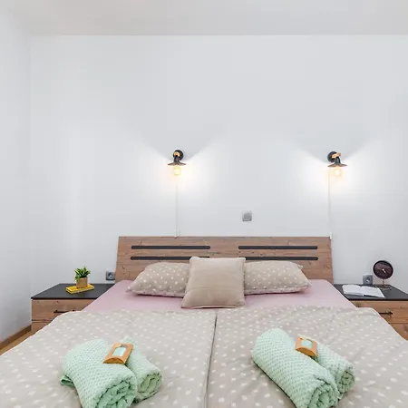 Feriehus House For Rent Ulika Valbandon